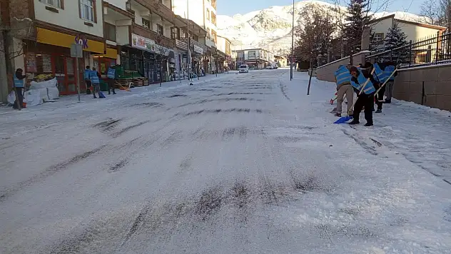 Narman Belediyesi Kar Temizleme Çalışmalarını Aralıksız Sürdürüyor
