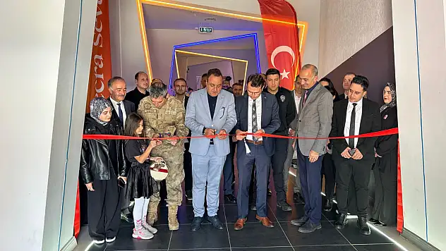 Narman'da Genç Sanatçılara Ait Renklerle Konuşan EllerSergisi Açıldı