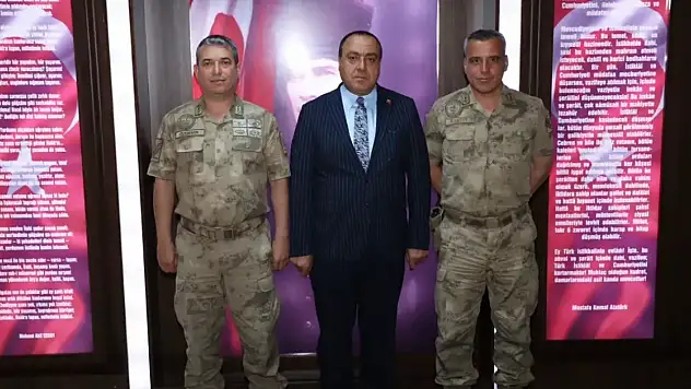 Narman'da Jandarma Değişimi: Eski ve Yeni Komutan Başkan Kınalı'dan Destek Aldı