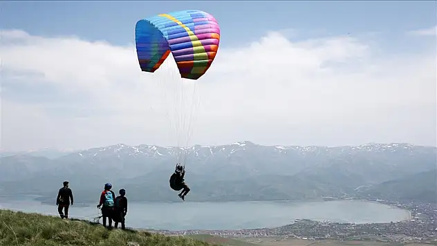 Nemrut Dağı, Bitlis'te Yamaç Paraşütü Meraklılarının Yeni Cenneti!