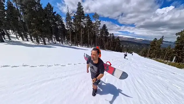 'Nisan'da Sarıkamış'ta Kış Eğlencesi: Gençler Snowboard ile Bahar Keyfi Yaşıyor!'