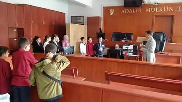 Öğrenciler Duruşma Salonunda Gerçek Zamanlı Hukuk ve Adalet Eğitimi Aldı