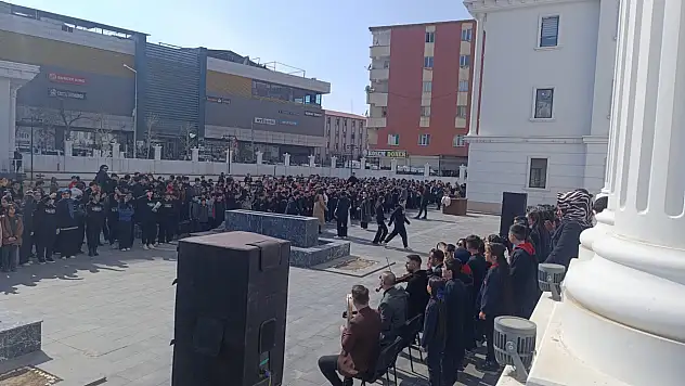 Öğrenciler ilahi söyledi, Doğubayazıt'ta herkes o anı dinledi