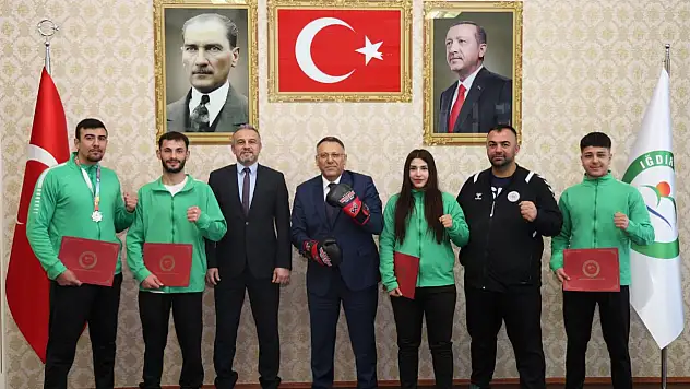 Öğrenciler Türkiye Şampiyonası Başarılarını Rektör Gürel'le Paylaştı
