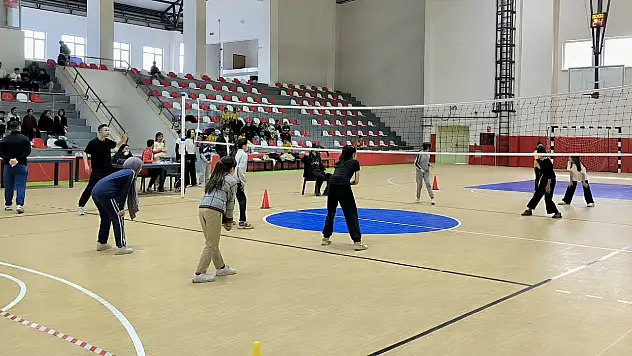Okul Sporları Voleybol heyecanı Ağrı'da başladı