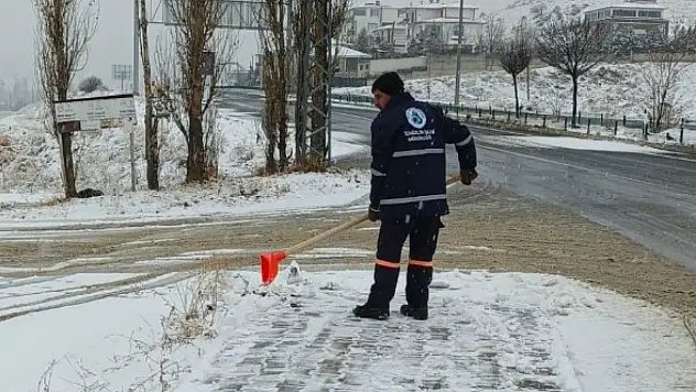 Oltu Belediyesi'nden Buzlanmaya Karşı Erken Saatlerde Müdahale