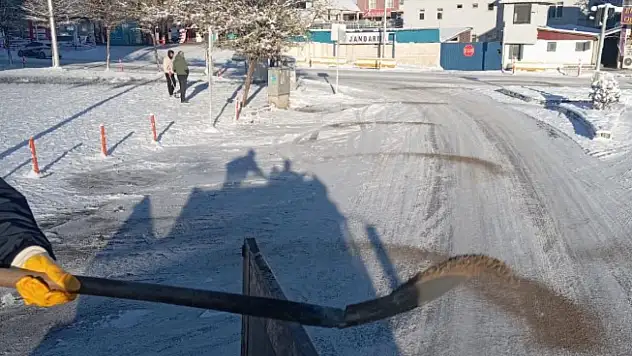 Oltu Belediyesi'nden Kaldırım ve Yollarda Karla Mücadele Çalışması