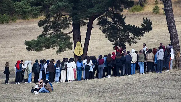 Oltu'da 150 öğrenci doğa yürüyüşü ve piknikte buluştu, eğlenceli anlar yaşadı