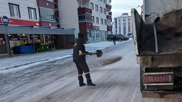 Oltu'da Buzlanmaya Karşı Sabahın İlk Saatlerinde Müdahale