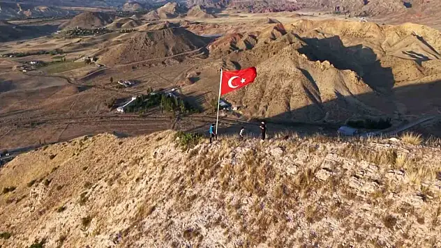 Oltu'da Gençler Dronla Bayrağı Bulup Yeniden Göndere Çekti!