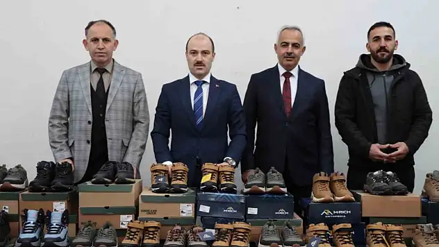 Oltu'da hayırsever iş insanından 300 çift kışlık ayakkabı bağışı marangozluğa örnek oldu