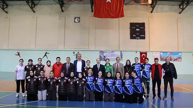 Oltu'da Hentbol Müsabakaları: Anadolu Lisesi ve Fen Lisesi Şampiyonluk Kazandı