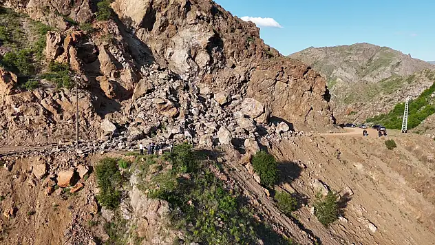 Oltu'da heyelan tehlikesi bitmiyor: Dev kayalar yolu kapattı
