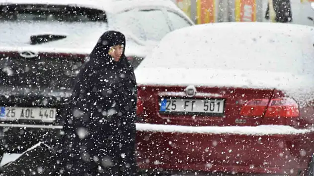 Oltu'da İlk Kar Yağdı, Sakinler Bereket Dilerken Dikkatli Olunması İsteniyor