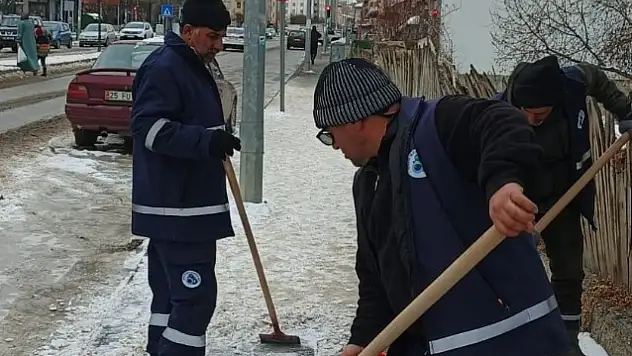 Oltu'da Karla Mücadele Çalışmaları Aralıksız Sürüyor