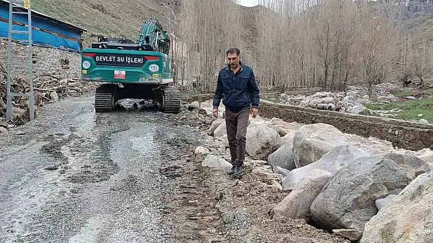 Oltu'da sağanak yağış sonrası dereler taştı, ekipler acil müdahale etti!