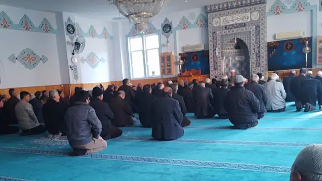 Oltu'da Tefsir Dersi Yoğun Katılımla Sürüyor