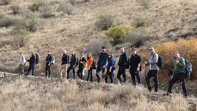 Oltu'daki doktorlar doğada moral topladı, 10 km'lik keşif yürüyüşü gerçekleştirdi