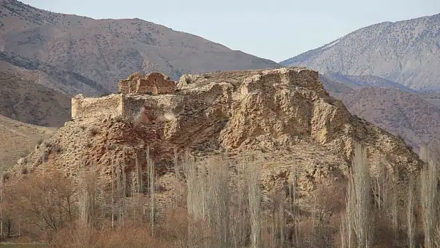 Oltu'daki Kız ve Oğlan Kalesi'ne sahip çıkılması çağrısı yükseliyor