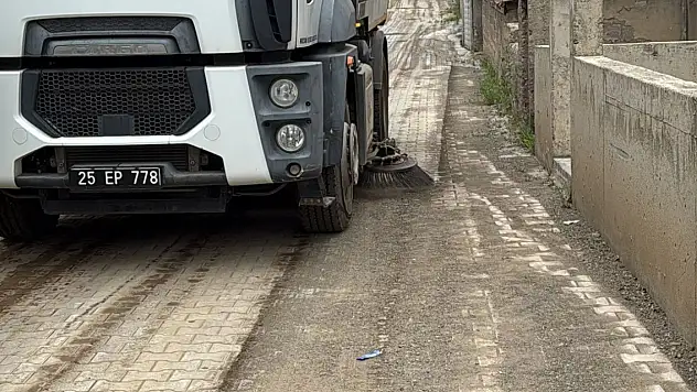 Oltu'daki sel sonrası temizlik çalışmaları hız kesmeden sürüyor