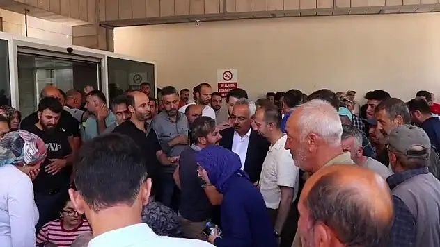 Oltu'daki taş ocağındaki göçükte 3 işçi hayatını kaybetti, yakınları hastane önünde gözyaşlarına boğuldu