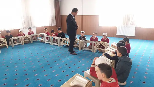 Oltu İlçe Müftüsü Veysel Çelebi Kur'an Kurslarını Ziyaret Etti