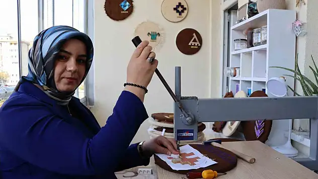 Oltu'lu Elanur Akkuş, geleneksel sanatları modern dokunuşla harmanlayarak ilham veriyor