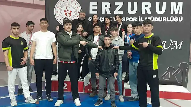 Oltu'nun lise öğrencileri bilek güreşinde büyük başarı elde etti, yarışmalara damga vurdu!