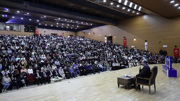 Ömer Demirbağ AİÇÜ'de gençlerle buluştu