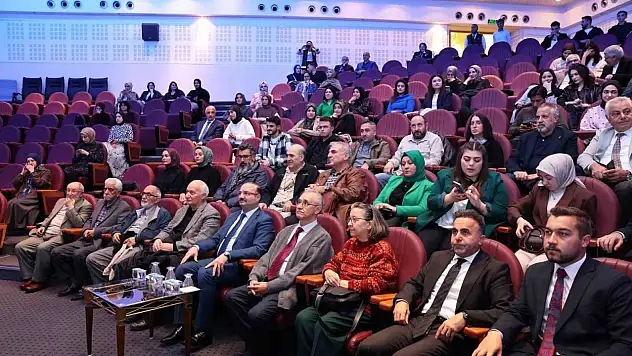 Orhan Okay'a Adanan Belgesel İlk Gösterimini Atatürk Üniversitesi'nde Gerçekleştirdi