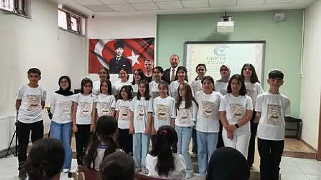 Ortaokul Öğrencilerinden Etkileyici Şiir Dinletisi: Kalpten Kaleme, Kalemden Sahneye