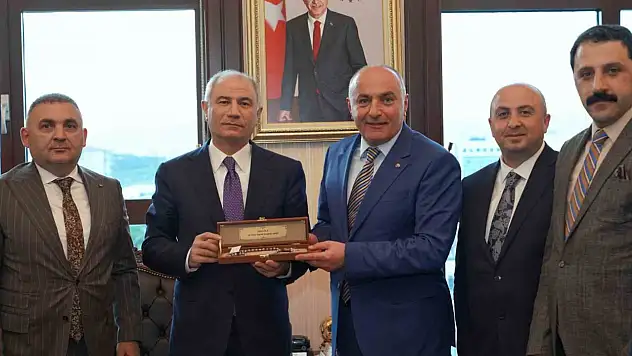 Özakalın ve heyeti, Efkan Ala'yı ziyaret etti Oltu taşı teşbihi hediye etti