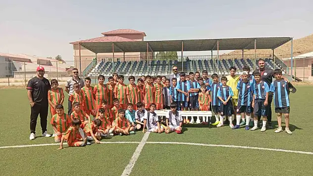 Özalp Gençlik ve Spor Müdürü Aksoy, minik sporcularla buluştu