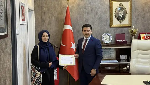 Özalp Kaymakamı Rahmi Bulut'tan Türkiye İkincisi Kur'an Kursu Öğreticisine Teşekkür Belgesi