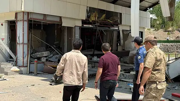 Özalp'ta petrol istasyonunda patlama: Kaymakam yaralıya geçmiş olsun dedi