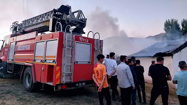 Özalp'te elektrik kontağından çıkan yangın evi tamamen yaktı, maddi hasar meydana geldi.