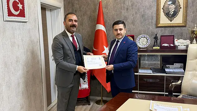 Özalp'te Gençlik ve Spor Personeline Başarı Belgesi