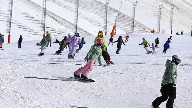 Palandöken'de güneşli hava kayak severleri pistlere çekti