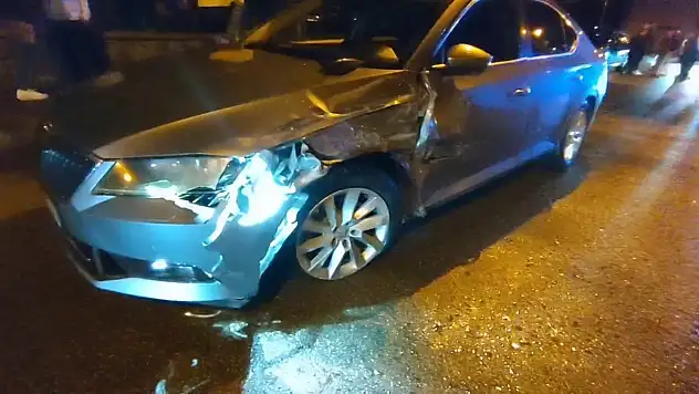 Palandöken'de İki Araç Yüz Yüze Çarpıştı