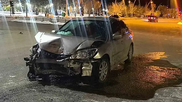 Palandöken'de kavşakta çarpışma: 4 kişi yaralandı