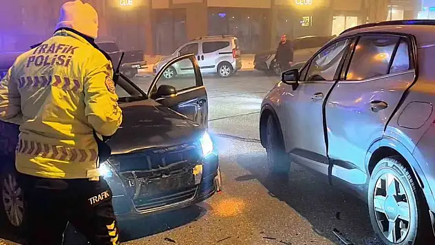 Palandöken'de Kavşakta Korkutan Kaza: 1 Sürücü Yaralandı