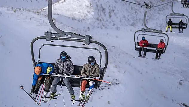 Palandöken'de kış sezonu başladı, kayakseverler pistlere çıktı