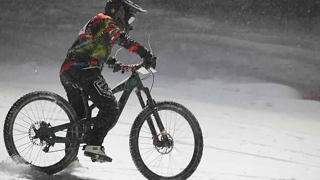 Palandöken'de snowbike rüzgarı esti