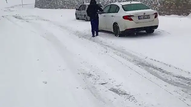 Palandöken Geçidi'nde Kar Yağışı Sürücülere Zor Anlar Yaşatıyor