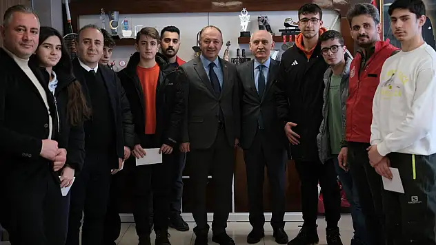 Palandöken Gençlik Merkezi'nde Kahoot Bilgi Yarışması Ödül Töreni