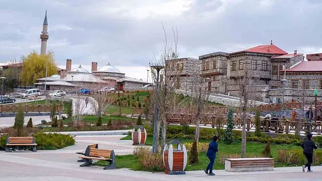 Parçalı Bulutlu Bir Gün Bizi Bekliyor