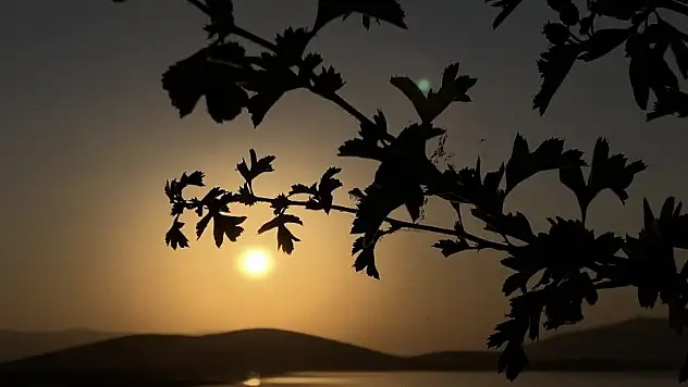 Patnos Barajı gün batımında renk cümbüşüne dönüştü