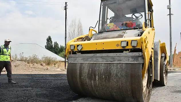 Patnos Belediyesi Malazgirt Caddesi'nde asfaltlama çalışmalarına başladı