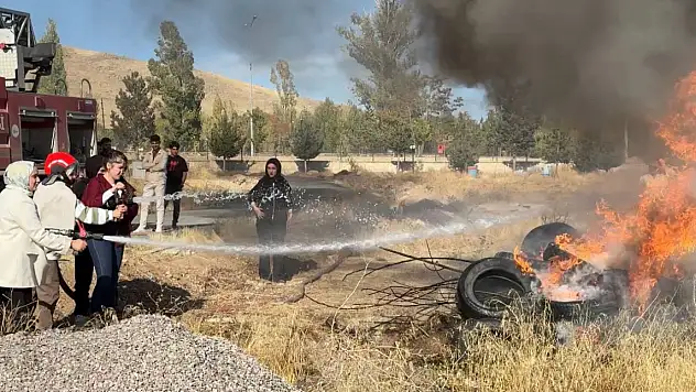 Patnos itfaiyesi üniversite öğrencilerine uygulamalı yangın eğitimi verdi