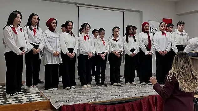 Patnos Kaymakamı Dertlioğlu, 29 Ekim etkinliğinde öğrencileri tebrik etti